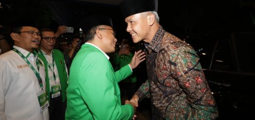 Ganjar Pranowo disambut Ketua Majelis Syariah DPP PPP, KH Musthofa Aqil Sirodj saat menghadiri Workshop Nasional Anggota DPRD Fraksi PPP se-Indonesia di Jakarta, Jumat (20/10/2023) malam