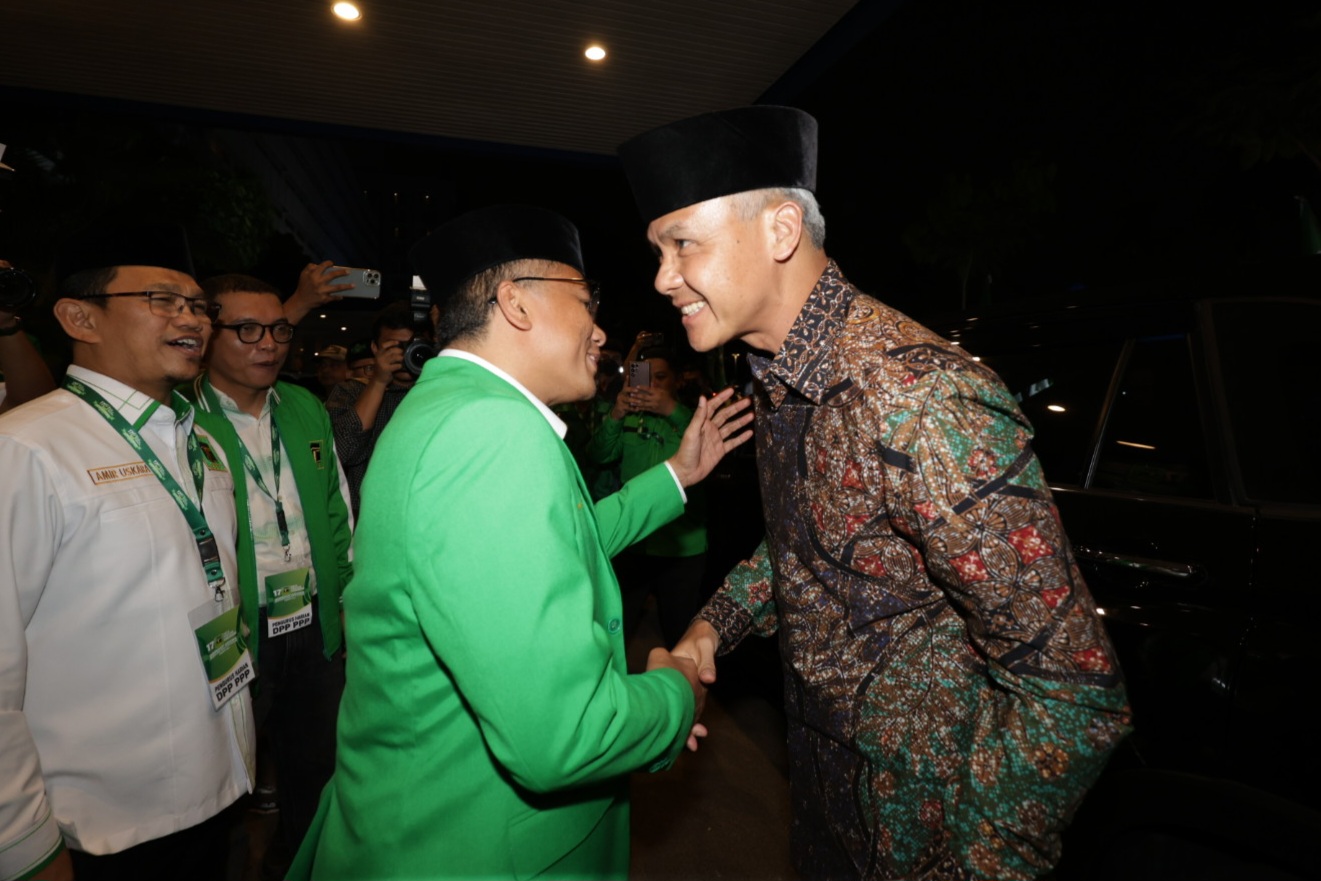 Ganjar Pranowo disambut Ketua Majelis Syariah DPP PPP, KH Musthofa Aqil Sirodj saat menghadiri Workshop Nasional Anggota DPRD Fraksi PPP se-Indonesia di Jakarta, Jumat (20/10/2023) malam