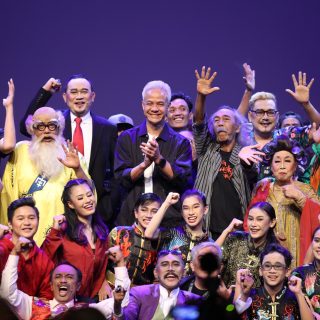 Ganjar Pranowo bersama para seniman pendukung pentas 'Calon Lawan' di Taman Ismail Marzuki, Sabtu (21/10/2023) malam