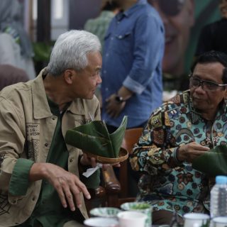 Pasangan bakal calon presiden dan wakil presiden Ganjar Pranowo-Mahfud MD usai menjalani tes kesehatan selama 9 jam di RSPAD Gatot Soebroto Jakarta Pusat, menikmati nasi pecel di media center TPN, Minggu (22/10/2023).