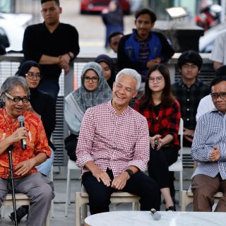 Pasangan bacapres-bacawapres 2024 Ganjar Pranowo dan Mahfud MD datang ke acara Canda Politik yang digelar di Kala Kafe M-Bloc Jakarta Senin (23/11/2023) sore