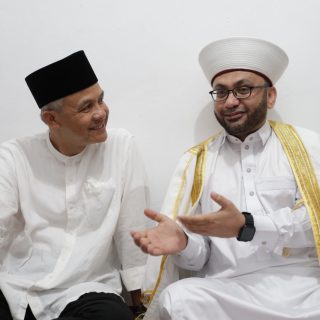 Capres 2024, Ganjar Pranowo, berbincang dengan cicit Syech Abdul Qadir Al Jailani, Syech Ammar Azmi Al Rafati Al Jailani Al Hasani dari Palestina di sela menghadiri Haul Akbar Syech Abdul Qadir Al Jailani di Ponpes Roudlotussholihin Purwosari Lampung Tengah, Rabu (25/10/2023) malam