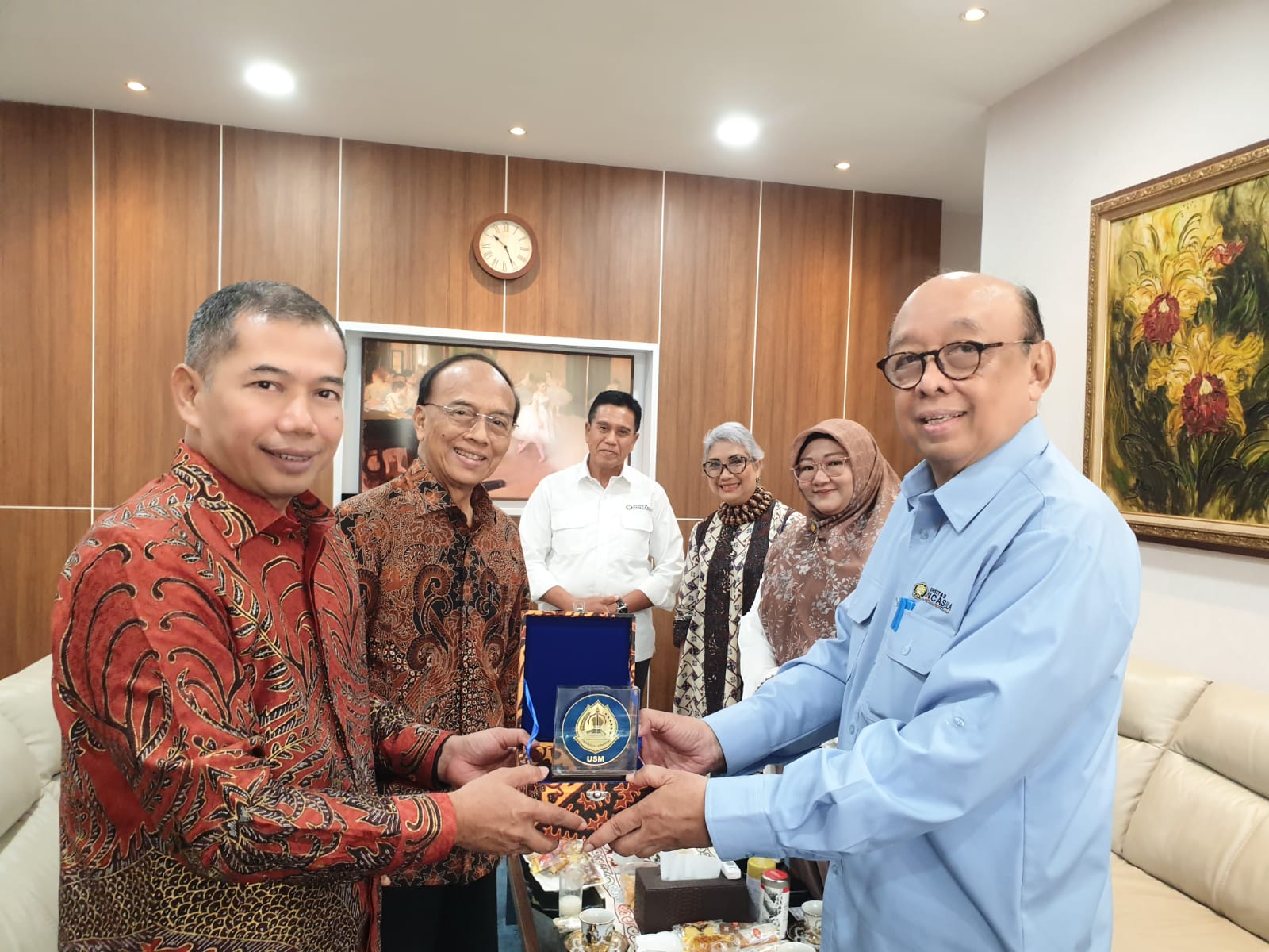 Rektor USM, Dr Supari ST MT, melakukan kunjungan balasan ke Universitas Pancasila Jakarta dan diterima langsung Rektor Prof Dr Edie Toet Hendratno SH MSi FCBArb pada 26 Oktober 2023