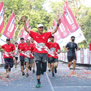 Bakal calon presiden 2024, Ganjar Pranowo, bersama istrinya, Siti Atikoh Supriyanti, melakukan kegiatan lari keliling Ancol bareng warga dan Kagama, Minggu (29/10/2023)