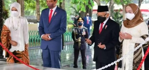 Presiden Jokowi dan Ibu Iriana didampingi Wapres Ma'ruf Amin dan istri, memanjatkan doa di depan sumur Lubang Buaya usai upacara Hari Kesaktian Pancasila 2023