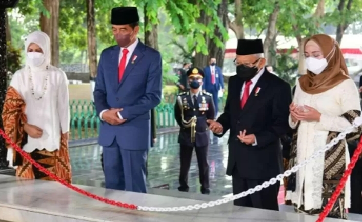 Presiden Jokowi dan Ibu Iriana didampingi Wapres Ma'ruf Amin dan istri, memanjatkan doa di depan sumur Lubang Buaya usai upacara Hari Kesaktian Pancasila 2023