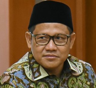 Yenny Wahid Ogah Gabung Tim Pemenangan AMIN, Begini Respon Cak Imin JAKARTA (Awall.id) - Bakal Cawapres AMIN, Muhaimin Iskandar atau Cak Imin, akhirnya buka suara menanggapi pernyataan Aktivis Nahdlatul Ulama (NU), Zannuba Ariffah Chafsoh atau Yenny Wahid. Sebelumnya Yenny Wahid mengaku siap bergabung dengan tim pemenangan mana saja, yang penting bukan tim pemenangan pasangan Anies Baswedan dan Cak Imin (AMIN). Ketika ditanya kemungkinan bakal merapat ke tim pemenangan Ganjar Pranowo, Yenny mengaku bisa saja merapat. Namun ia mengatakan tidak akan merapat pada koalisi Anies Baswedan dan Muhaimin Iskandar. "Gak papa. Asal bukan di tempat Cak Imin," ujarnya seraya tertawa. Menanggapi hal itu, Cak Imin menilai pernyataan Yenny tidak perlu ditanggapi. Cak Imin mengaku hal tersebut tidak berpengaruh pada pemenangan AMIN. "Ngapain ditanggapi. Nggak ngaruh," kata Cak Imin usai melakukan cek kesehatan untuk pendaftaran Cawapres, di RS Fatmawati, Jakarta Selatan, Jumat (13/10/2023). Cak Imin menganggap persoalan yang disampaikan Yenny Wahid tersebut tidak penting dan perlu ditanggapi. "Ya sudah nggak usah ditanggapi. Nggak penting, nggak penting," jawabnya.