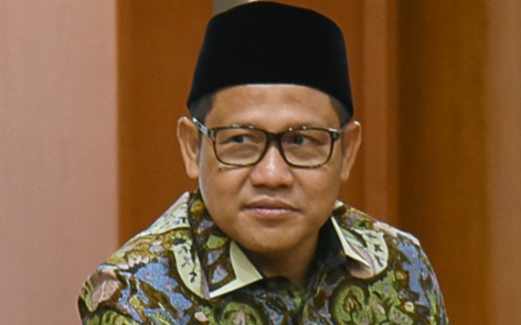 Yenny Wahid Ogah Gabung Tim Pemenangan AMIN, Begini Respon Cak Imin JAKARTA (Awall.id) - Bakal Cawapres AMIN, Muhaimin Iskandar atau Cak Imin, akhirnya buka suara menanggapi pernyataan Aktivis Nahdlatul Ulama (NU), Zannuba Ariffah Chafsoh atau Yenny Wahid. Sebelumnya Yenny Wahid mengaku siap bergabung dengan tim pemenangan mana saja, yang penting bukan tim pemenangan pasangan Anies Baswedan dan Cak Imin (AMIN). Ketika ditanya kemungkinan bakal merapat ke tim pemenangan Ganjar Pranowo, Yenny mengaku bisa saja merapat. Namun ia mengatakan tidak akan merapat pada koalisi Anies Baswedan dan Muhaimin Iskandar. "Gak papa. Asal bukan di tempat Cak Imin," ujarnya seraya tertawa. Menanggapi hal itu, Cak Imin menilai pernyataan Yenny tidak perlu ditanggapi. Cak Imin mengaku hal tersebut tidak berpengaruh pada pemenangan AMIN. "Ngapain ditanggapi. Nggak ngaruh," kata Cak Imin usai melakukan cek kesehatan untuk pendaftaran Cawapres, di RS Fatmawati, Jakarta Selatan, Jumat (13/10/2023). Cak Imin menganggap persoalan yang disampaikan Yenny Wahid tersebut tidak penting dan perlu ditanggapi. "Ya sudah nggak usah ditanggapi. Nggak penting, nggak penting," jawabnya.