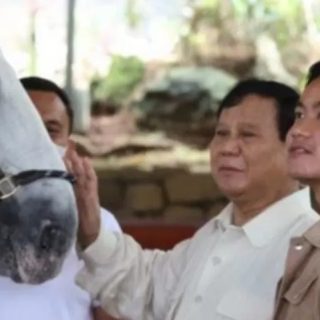 Caption: Capres Prabowo Subianto bersama Gibran Rakabuming Raka