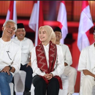 Capres Ganjar Pranowo dan keluarga menghadiri acara deklarasi di Gedung Arsip Nasional, Jakarta Barat, Rabu (18/10/2023) malam