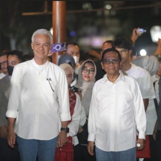 Capres Ganjar Pranowo dan Cawapres Mahfud MD menghadiri deklarasi di Gedung Arsip Nasional Jakarta, Rabu (18/10/2023) malam