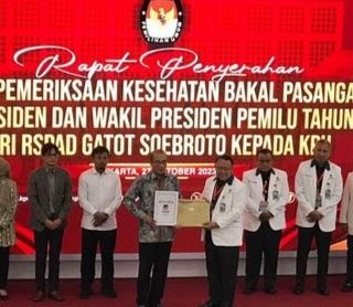 KPU menyerahkan hasil pemeriksaan kesehatan bakal capres-cawapres yang dilakukan pihak RSPAD Gatot Soebroto, Jakarta, Jumat (27/10/2023)
