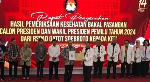 KPU menyerahkan hasil pemeriksaan kesehatan bakal capres-cawapres yang dilakukan pihak RSPAD Gatot Soebroto, Jakarta, Jumat (27/10/2023)