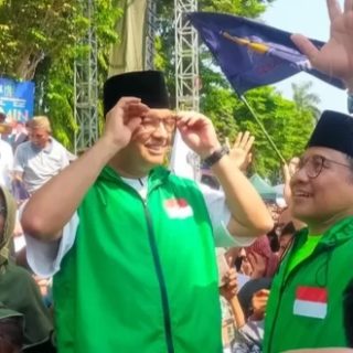 Capres-Cawapres Anies Baswedan-Muhaimin Iskandar menghadiri acara jalan sehat di Jember, Minggu (29/10/2023)