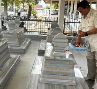 Menteri Pertahanan Prabowo Subianto berziarah di makam leluhurnya di kompleks pemakaman Dawuhan, Banyumas, Minggu (29/10/2023)
