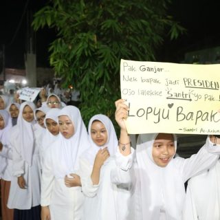 Para santri Pondok Pesantren Miftahul Huda Al Azhar Kota Banjar Jawa Barat menyambut kedatangan bakal calon presiden Ganjar Pranowo dengan berbagai kreasi tulisan, Minggu (8/10/2023) malam