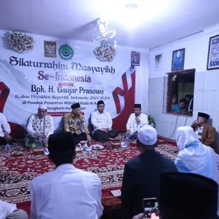 Bacapres 2024, Ganjar Pranowo, berdiskusi dengan sejumlah ulama dan masyayikh se-Kota Banjar saat berkunjung ke Ponpes Miftahul Huda Al Azhar Kota Banjar, Jawa Barat, Minggu (8/10/2023) malam