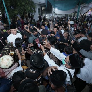 Capres 2024, Ganjar Pranowo, disambut ribuan jamaah saat berkunjung ke Ponpes Roudlotussholihin Purwosari, Kecamatan Padangratu Kabupaten Lampung Tengah, Rabu (25/10)