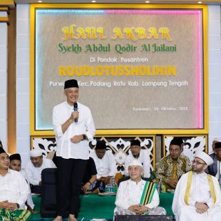 Bakal capres 2024, Ganjar Pranowo hadir dan berdiskusi dengan para kiai dan ulama dalam acara Haul Syech Abdul Qadir Al Jailani di Ponpes Roudlotussholihin, Purwosari, Kecamatan Padang Ratu, Kabupaten Lampung Tengah, Rabu (25/10/2023)