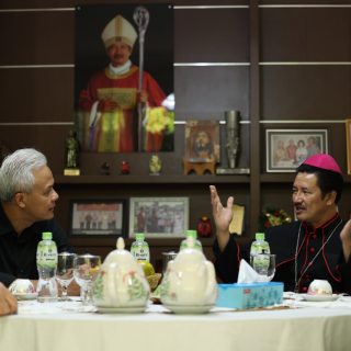 Bakal Capres Ganjar Pranowo berbincang bareng Uskup Mgr Vincensius di Keuskupan Tanjungkarang, Bandar Lampung, sambil menikmati bubur ayam, Kamis (26/10/2023)