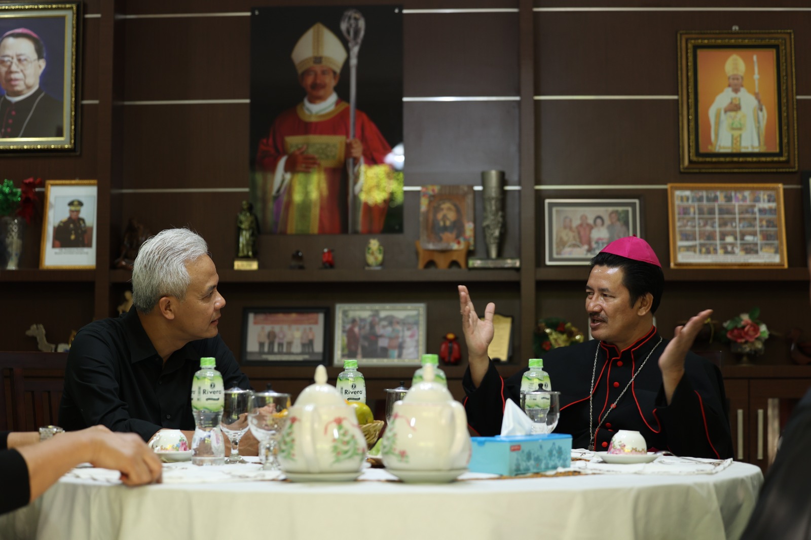Bakal Capres Ganjar Pranowo berbincang bareng Uskup Mgr Vincensius di Keuskupan Tanjungkarang, Bandar Lampung, sambil menikmati bubur ayam, Kamis (26/10/2023)
