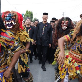 Tarian reog menyambut bakal capres 2024 Ganjar Pranowo saat berkunjung ke Desa Nambah Dadi, Kecamatan Terbanggi Besar, Lampung Tengah, Kamis (26/10/2023)