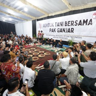 Petani Lampung Timur memanfaatkan kunjungan Capres Ganjar Pranowo untuk diskusi masalah pertanian, Kamis (26/10/2023)