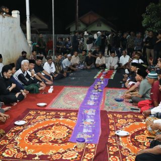 Warga Way Jepara, Lampung Timur menyambut gembira kedatangan Ganjar Pranowo yang menginap di kampungnya, Kamis (26/10/2023)