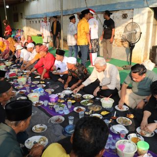 Warga di Kampung Tua Kecamatan Way Jepara, Lampung Timur mengajak Capres Ganjar Pranowo sarapan bersama sebelum meninggalkan kampung mereka, Kamis (26/10/2023)