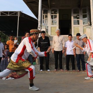 Berbagai kesenian tradisional ikut menyambut kedatangan Capres Ganjar Pranowo selama melakukan kunjungan di Lampung, Kamis (26/10/2023)