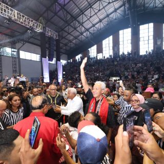 Bacapres Ganjar Pranowo berada di tengah ribuan warga Maluku yang berkumpul di Hall Basket Senayan Jakarta, Minggu (29/10/2023)
