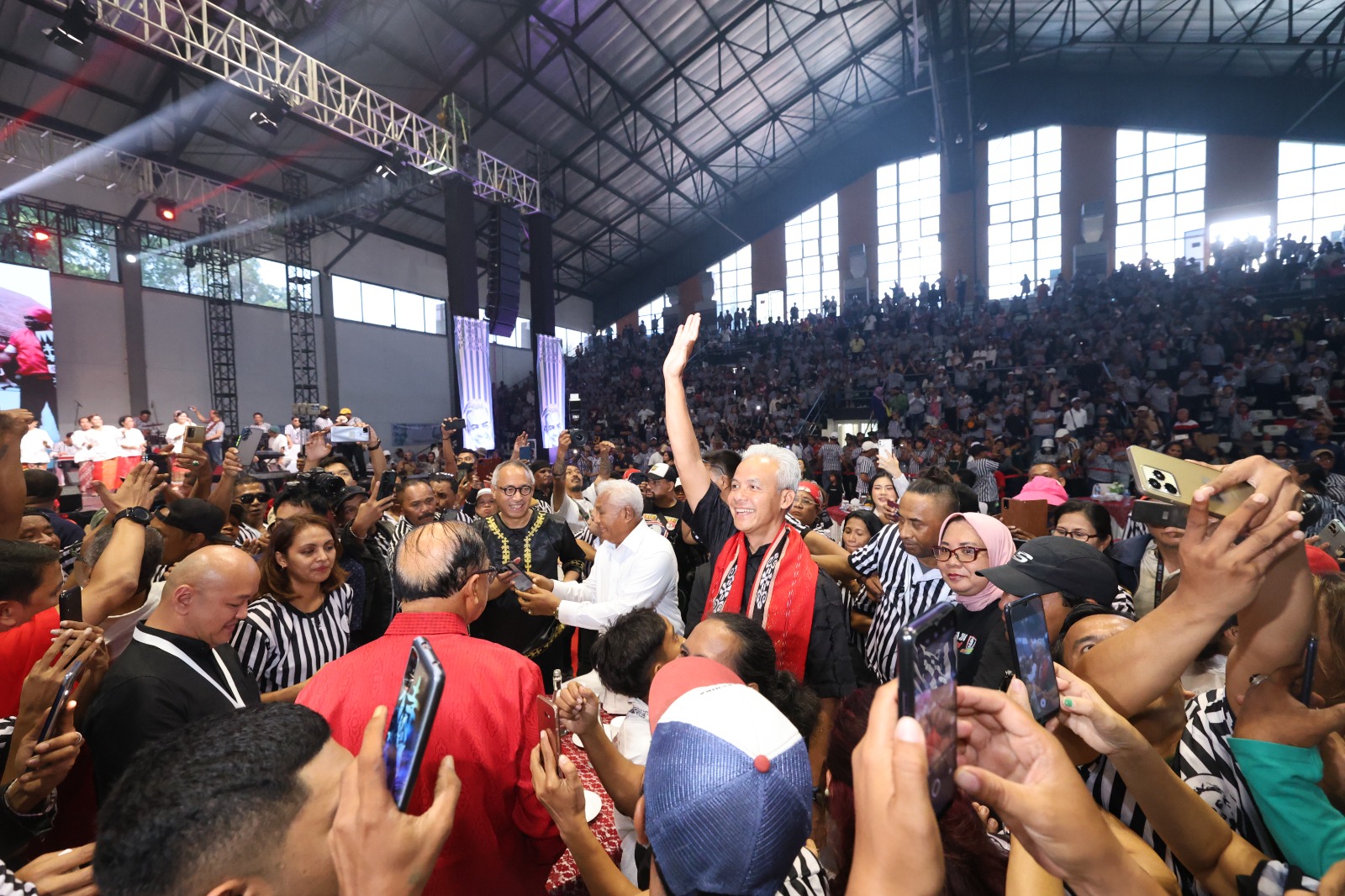 Bacapres Ganjar Pranowo berada di tengah ribuan warga Maluku yang berkumpul di Hall Basket Senayan Jakarta, Minggu (29/10/2023)