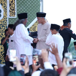 Bakal Capres Ganjar Pranowo disambut Gus Muwafiq yang menjadi penceramah acara haul Kyai Hisyam Abdul Karim Kalijaran ke-35 di kompleks Pondok Pesantren Roudlotussholichin Sholichat Kalijaran, Senin (30/10/2023)