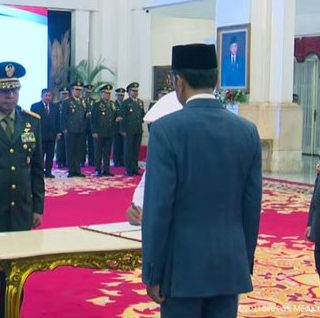 Presiden Joko Widodo melantik Letjen Agus Subiyanto sebagai Kepada Staf Angkatan Darat (KSAD) menggantikan Jenderal Dudung Abdurachman, di Istana Negara, Rabu (25/10/2023)