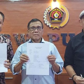 Ketua Umum PWI Pusat, Hendry Ch Bangun (tengah) didampingi H Zulmansyah Sekedang (kanan) dan Farianda Putra Sinik