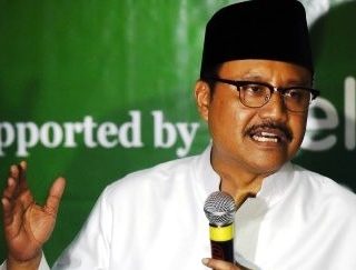 JAKARTA (Awall.id) - Sekjen PBNU Saifullah Yusuf atau Gus Ipul menilai sosok Menteri BUMN Erick Thohir dan Gubernur Jawa Timur (Jatim) Khofifah Indar Parawansa sangat istimewa di Jawa Timur. Gus Ipul menyoroti survei Indikator terbaru terkait elektabilitas Erick Thohir dan Khofifah yang cukup kuat dalam hal dukungan untuk maju sebagai Cawapres. Survei digelar selama 14-20 September di Jawa Timur. Populasi survei ini adalah seluruh warga negara Indonesia di Jawa Timur yang punya hak pilih dalam pemilihan umur, yakni mereka yang sudah berumur 17 tahun atau lebih, atau sudah menikah ketika survei dilakukan. Penarikan sampel menggunakan metode multistage random sampling. Dalam survei ini jumlah sampel sebanyak 1810 orang. Dengan asumsi metode simple random sampling, ukuran sampel 1810 responden memiliki toleransi kesalahan (margin of error-MoE) sekitar +2.4% pada tingkat kepercayaan 95 persen. Sampel berasal dari seluruh kabupaten/kota di Jawa Timur yang terdistribusi secara proporsional. Responden terpilih diwawancarai lewat tatap muka oleh pewawancara yang telah dilatih. Gus Ipul, yang menjadi salah satu penanggap dalam rilis survei itu, menilai sebagian pendukung Khofifah masih menginginkannya maju di Pilgub Jatim. Dia mengungkit prestasi Khofifah selama memimpin. "Saya lihat gini, jadi Bu Khofifah ini kan, mungkin juga karena sebagian masih menginginkan tetap di Jawa Timur. Jadi masih tidak sepenuhnya gitu. Saya lihat Bu Khofifah berhasil memimpin Jawa Timur, kami sering juga melihat angka-angka yang ada, dan bahkan bisa memimpin dengan baik saat melewati Covid. Bu Khofifah ini juga lumayan berhasil. Tetapi dalam urusan Pilpres ini pendukungnya tidak semua solid untuk merelakan Bu Khofifah berangkat ke Jakarta, karena masih dibutuhkan di Jatim. Kita-kita seperti itu," kata Gus Ipul dalam acara rilis survei, Minggu (1/10/2023). Sementara, lanjut Gus Ipul, figur Erick istimewa bagi kalangan warga Jatim lantaran kerap menyambangi para kiai di sana. Selain itu, Gus Ipul menyebut kebijakan Erick di Kementerian BUMN tak sedikit yang menggandeng pesantren. "Sementara Pak Erick ini menjadi istimewa sekali ya. Kemudian bisa diterima dengan baik karena memang di samping rajin menyempatkan diri bersilaturahim ke kiai-kiai, beliau jadi ketum PSSI dan ada kebijakan-kebijakan BUMN yang banyak bekerja sama dengan pesantren-pesantren," ujarnya. Dengan begitu, Gus Ipul memandang figur Erick dan Khofifah menjadi istimewa bagi warga Jatim. PBNU sendiri, kata dia, masih terus menunggu situasi politik. Sekjen PBNU Saifullah Yusuf