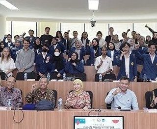 Ketua Pembina Yayasan Alumni Undip, Prof Sudharto P Hadi MES PhD bersama para peserta seminar dengan tema "Climate Change Effect For Semarang City, Central Java Province, And It's Tourism" di Ruang Teleconference Universitas Semarang (USM) pada 10 Oktober 2023