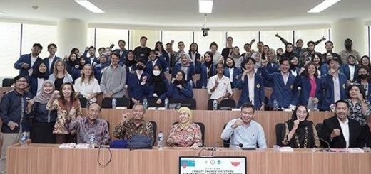 Ketua Pembina Yayasan Alumni Undip, Prof Sudharto P Hadi MES PhD bersama para peserta seminar dengan tema "Climate Change Effect For Semarang City, Central Java Province, And It's Tourism" di Ruang Teleconference Universitas Semarang (USM) pada 10 Oktober 2023