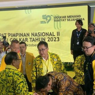 Wali Kota Solo Gibran Rakabuming Raka menyalami para petinggi Golkar saat menghadiri Rapimnas di DPP Partai Golkar, Jakarta, Sabtu (21/10/2023)
