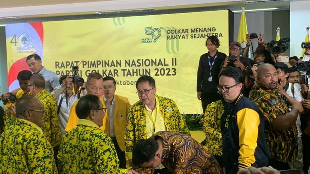 Wali Kota Solo Gibran Rakabuming Raka menyalami para petinggi Golkar saat menghadiri Rapimnas di DPP Partai Golkar, Jakarta, Sabtu (21/10/2023)