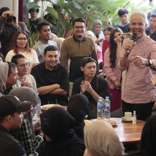 Capres nomor urut 3 Ganjar Pranowo, menyempatkan diri nongkrong bareng anak muda di Kafe Kopi Asiang Pontianak, di sela kunjungannya di Bumi Khatulistiwa, Minggu (26/11/2023)