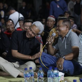 Warga Desa Jatirejo, Kecamatan Lendah, Kulonprogo, Yogyakarta berdiskusi santai dengan calon presiden 2024, Ganjar Pranowo, Rabu (15/11/2023) malam