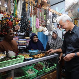 Capres Ganjar Pranowo berdialog dengan pedagang saat mengunjungi Pasar Hamadi Jayapura, Rabu (22/11/2023)