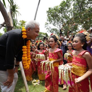 Bakal calon presiden (bacapres) 2024, Ganjar Pranowo, menyapa para penari anak-anak yang menyambutnya saat berkunjung ke Bali, Rabu (1/11/2023)