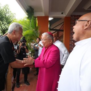 Capres nomor urut 3, Ganjar Pranowo, berbincang santai saat bersilaturahmi ke Keuskupan Agung Merauke, Papua Selatan, Selasa (28/11/2023)