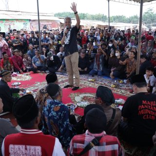 Bakal calon presiden (bacapres) Ganjar Pranowo, berkumpul bersama warga dari empat desa di Desa Beji Mulyo di Kecamatan Tungkal Jaya Kabupaten Musi Banyuasin, Sumatera Selatan, Senin (6/11/2023)