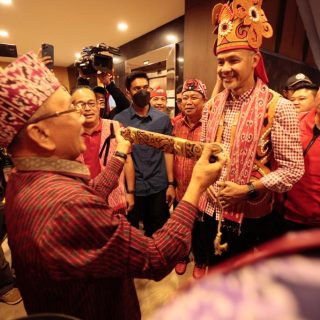 Ketua Dewan Adat Dayak (DAD) Kalbar, Cornelius Kimha, menyerahkan senjata khas Dayak saat menerima kunjungan Capres nomor urut 3 Ganjar Pranowo di Pontianak, Minggu (26/11/2023)