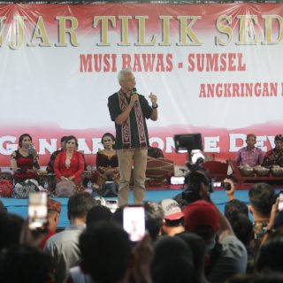 Bacapres Ganjar Pranowo datang ke Kampung Belimbing di Musi Rawas, Sumatera Selatan yang sebagian besar warganya merupakan transmigran asal beberapa daerah Jawa Tengah, Senin (6/11/2023)