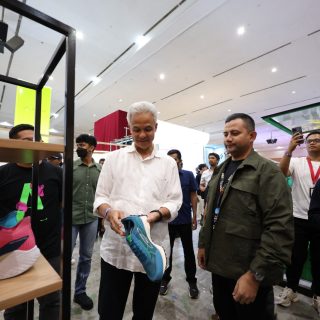 Bacapres 2024, Ganjar Pranowo membeli produk di stand pameran Urban Sneaker Society (USS) 2023 yang berlangsung di Jakarta Convention Center (JCC) pada Jumat (3/11/2023) malam