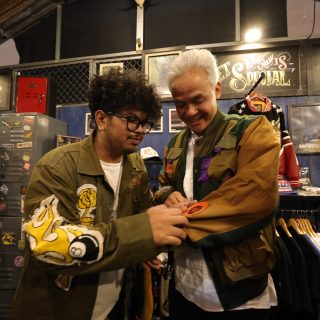 Mengunjungi pameran Urban Sneaker Society (USS) di JCC Jakarta, Bacapres Ganjar Pranowo jadi sasaran curhat para pelaku industri kreatif, Jumat (3/11/2023) malam ini
